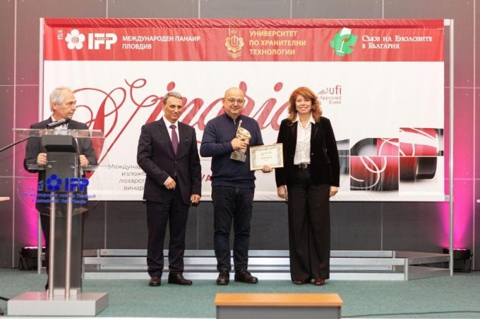 Преди всичко се обръщам към вас изпълнен с респект и